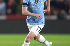 包含赛后社区盾焦点战，阿斯顿维拉状态回暖，悬念犹存，赛程密集仍需轮换的词条