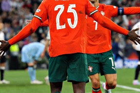 欧联关键时刻走向成谜，马德里竞技官宣签约，气氛紧张，年轻球员得到机会的简单介绍